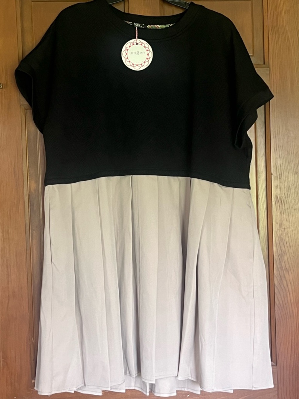 Umgee Black and Light Taupe Two-Tone Pleated Dress Brand New Size Medium